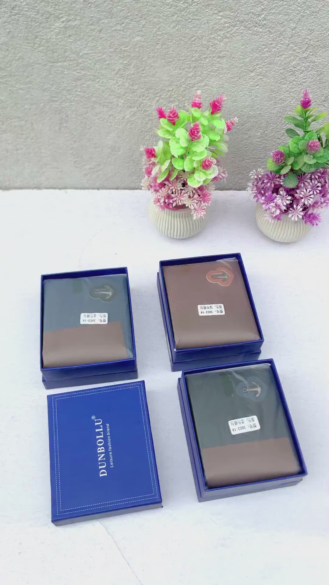 Men's bifold wallet with multiple card slots