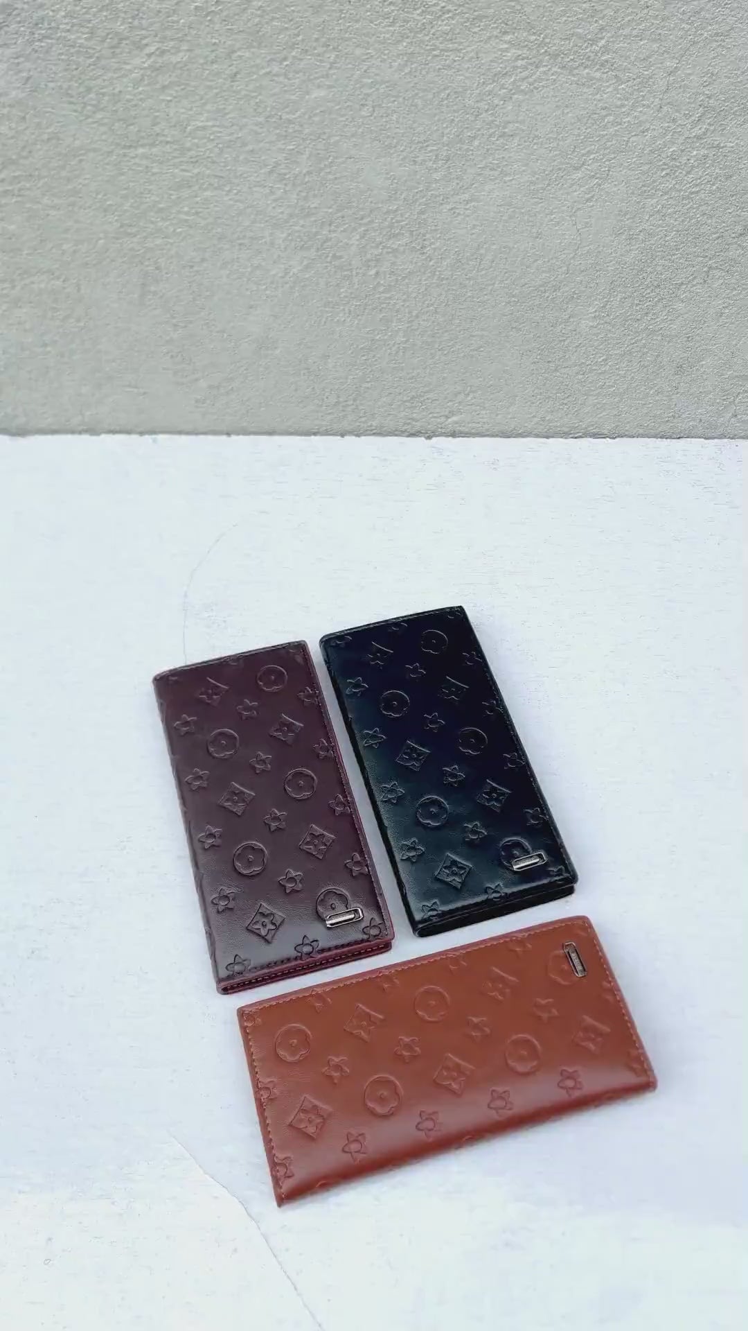 Elegant long wallet with zipper coin pocket